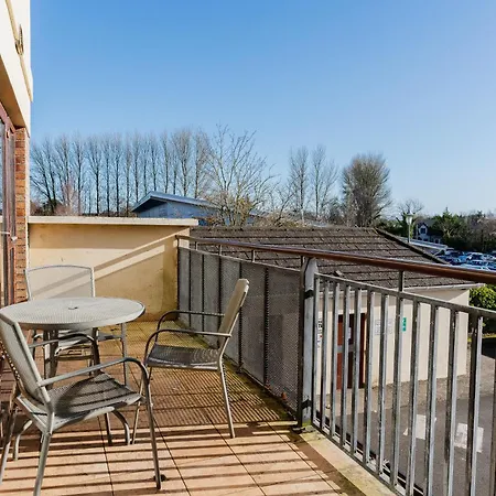 Contractor Housing - Sleeps 4 Apartment Clane